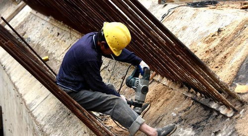 劳动节里的筑梦身影 浙江仙居大桥建设工地施工忙